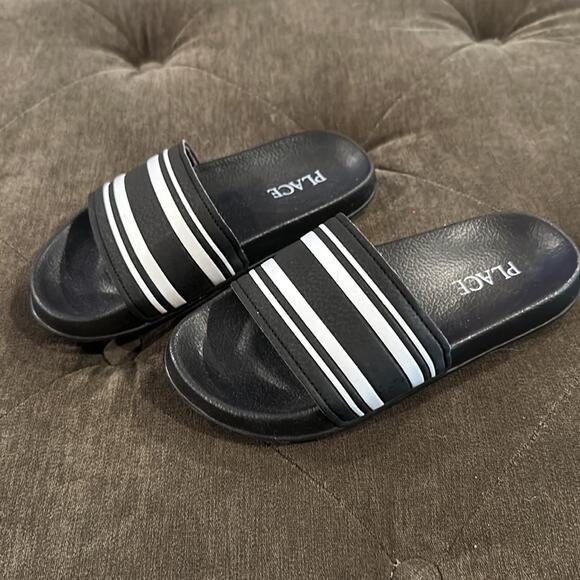 The Children’s place black slides size 12 NWOT - Picture 2 of 3